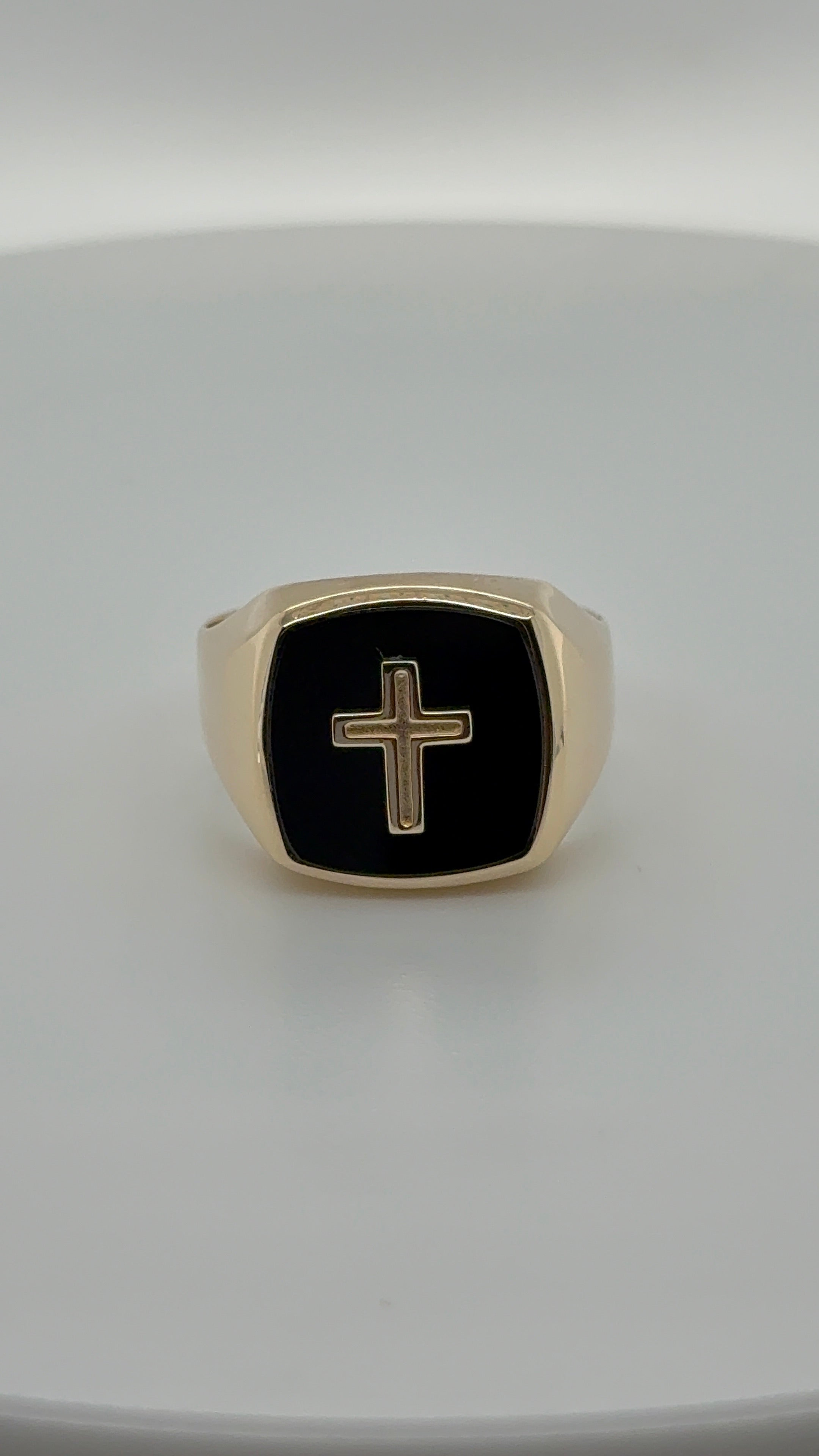 14KT Yellow Gold Men's Ring With Onyx & Cross. 6.8 GR - SZ 11
